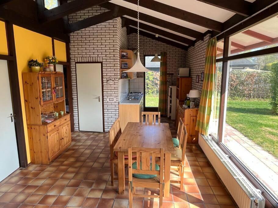 Knusse Bungalow Op Groen Park! 奥德多普 外观 照片